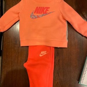 Baby girl Nike sweatsuit-GUC-6-9 months